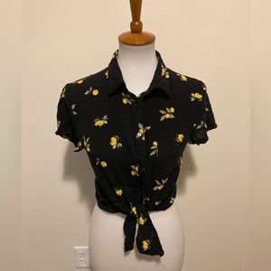 Medium rue21 black lemon button up